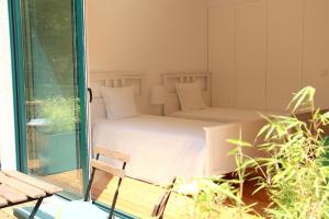 sypialnia z łóżkiem na balkonie w obiekcie Moinho do Ázere w mieście Arcos de Valdevez
