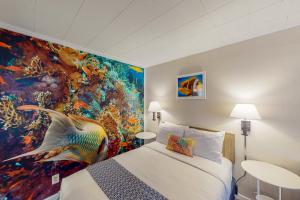 Giường trong phòng chung tại Lamplighter Inn - 111 Tropical Fish Cove