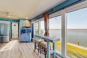 Η κουζίνα ή μικρή κουζίνα στο Wilson's Watering Hole - Captain’s Quarters