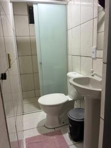 un bagno con wc, lavandino e doccia di Apartamento Flat em Belém a Belém