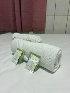 a roll of towels on the floor in a bathroom at Apartamento Flat em Belém in Belém