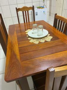 un tavolo di legno con un piatto e dei bicchieri di Apartamento Flat em Belém a Belém
