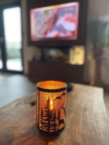 弗朗科尔尚La Roanneuse - Cosy Chalet的坐在桌子上的一个咖啡杯