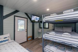 een kamer met 2 stapelbedden en een tv bij Marysol Main in Edisto Beach +54 foto's