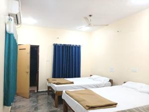 Una cama o camas en una habitación de Stone Guest House Gokarna