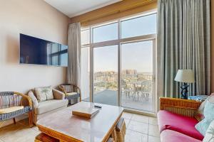 Χώρος καθιστικού στο Emerald By the Sea #1302