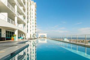 Πισίνα στο ή κοντά στο Emerald By the Sea #1302