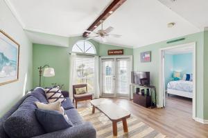 Un televizor și/sau centru de divertisment la Beach Club 331