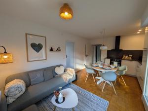 a living room with a couch and a table at die Übernachterei in Hüfingen