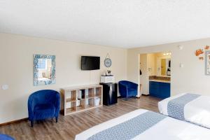 una habitación de hotel con dos camas y un televisor de pantalla plana en Lamplighter Inn - 116 Crab Shack, en Bandon