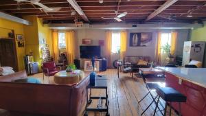 ein Wohnzimmer mit Sofas und einer Bar darin in der Unterkunft Unique Above Garage Loft in Toronto