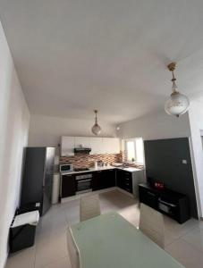 Η κουζίνα ή μικρή κουζίνα στο Sliema Central with Balcony Airconditioned and Comfortable Self Check IN +2 φωτογραφίες