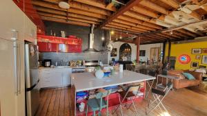 eine Küche mit einer großen weißen Insel in einem Zimmer in der Unterkunft Unique Above Garage Loft in Toronto