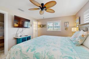 ein Schlafzimmer mit einem Bett mit Deckenventilator in der Unterkunft Shell Seeker in Bowmans Beach Helistop