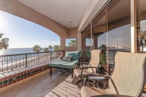 ein Balkon mit Blick auf das Meer in der Unterkunft Sonoran Spa E401 in Campo del Medio