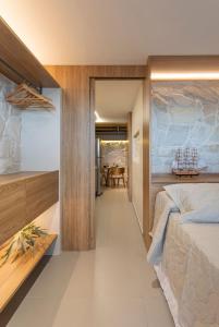 une chambre avec un lit et une salle à manger dans l'établissement Beach Haus - Beira Mar - Let's AX Hospedagens, à João Pessoa