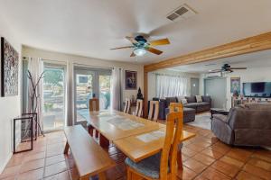 uma sala de estar com uma mesa e um sofá em Emerald Emergence em Cornville