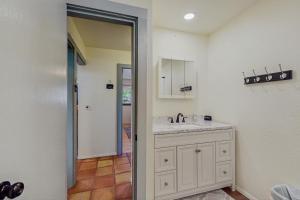 um banheiro com uma pia e um espelho em Emerald Emergence em Cornville mais 15 fotografias