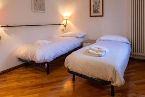 2 Einzelbetten in einem Zimmer mit in der Unterkunft Chalet Carillo - 4 camere in pieno centro di Fiera di Primiero in Fiera di Primiero