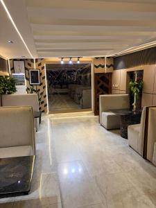 un amplio vestíbulo con sofás y una sala de catas en Brava Boutique Hotel, en Mama