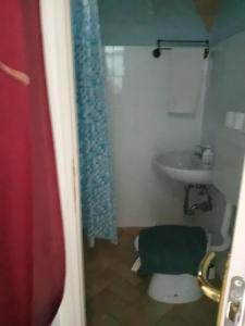 um banheiro com vaso sanitário e pia em A due passi dal castello em Catignano