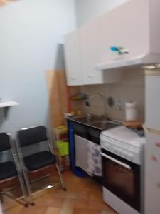 uma cozinha com pia e fogão forno superior em A due passi dal castello em Catignano