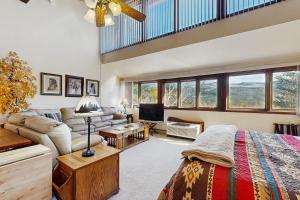 ein Schlafzimmer mit einem Bett und einer Couch in der Unterkunft Tamarron 773 in Rockwood