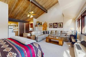 ein Schlafzimmer mit Bett und ein Wohnzimmer in der Unterkunft Tamarron 773 in Rockwood