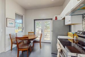 uma cozinha com mesa e cadeiras em uma cozinha em Avalon Myst em Cornville