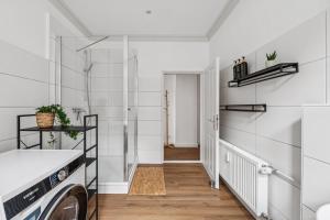 un lavadero con lavadora y secadora en NEU! Gruppenurlaub mit Sauna im Plöner Seengebiet, en Malente 15 fotos más