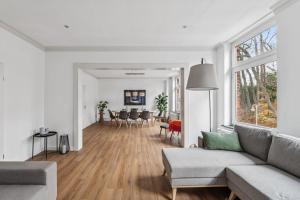 Una sala de estar con un sofá y un comedor. en NEU! Gruppenurlaub mit Sauna im Plöner Seengebiet, en Malente