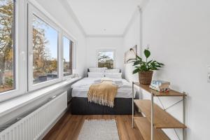 Un dormitorio con una cama y una ventana en NEU! Gruppenurlaub mit Sauna im Plöner Seengebiet, en Malente