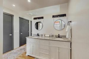 um banheiro com duas pias e dois espelhos em Avalon Myst em Cornville mais 11 fotografias