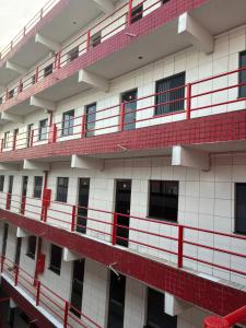 una vista esterna di un condominio con balconi rossi di Apartamento Flat em Belém a Belém Altre 3 foto