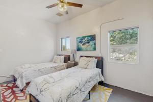 um quarto com duas camas e um ventilador de teto em Avalon Myst em Cornville