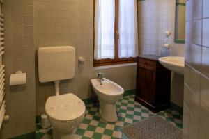 ein Badezimmer mit Toilette und Waschbecken in der Unterkunft Chalet Carillo - 4 camere in pieno centro di Fiera di Primiero in Fiera di Primiero + 16 Fotos