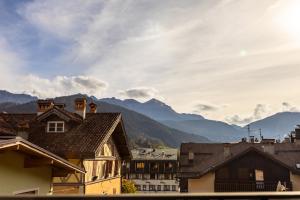 eine Gruppe von Gebäuden mit Bergen im Hintergrund in der Unterkunft Chalet Carillo - 4 camere in pieno centro di Fiera di Primiero in Fiera di Primiero