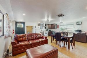 uma sala de estar com um sofá de couro e uma mesa em Wisdom Keeper em Cornville