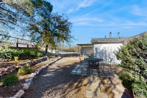 um pátio com mesa e cadeiras em um quintal em Wisdom Keeper em Cornville