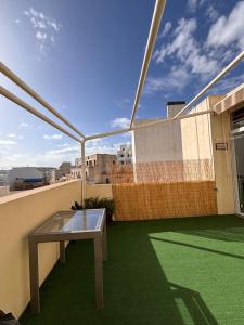 Un balcón o terraza en 4 Person Sliema Spacious Room Airconditioned and Self Check