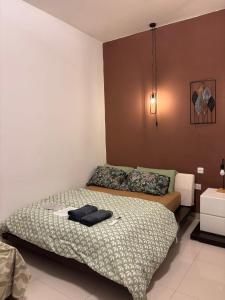 Una cama o camas en una habitación de 4 Person Sliema Spacious Room Airconditioned and Self Check