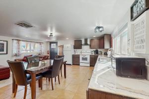 uma cozinha e sala de estar com mesa e cadeiras em Wisdom Keeper em Cornville mais 6 fotografias