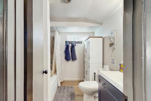 um pequeno banheiro com um vaso sanitário e uma pia em Wisdom Keeper em Cornville