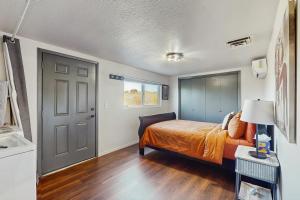 um quarto com uma cama e uma mesa com um abajur em Wisdom Keeper em Cornville