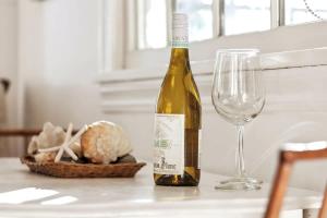 Joogid majutusasutuses Charming Beach Cottage with Ocean Views & Sauna