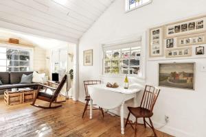 Istumisnurk majutusasutuses Charming Beach Cottage with Ocean Views & Sauna +27 fotot