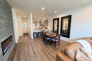 ein Wohnzimmer und eine Küche mit einem Tisch und einer Couch in der Unterkunft Silver Tip Condo in Girdwood Airport