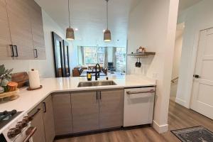 eine Küche mit Spüle und Arbeitsplatte in der Unterkunft Silver Tip Condo in Girdwood Airport + 9 Fotos