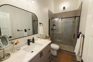 ein Badezimmer mit Dusche, Waschbecken und Toilette in der Unterkunft Silver Tip Condo in Girdwood Airport