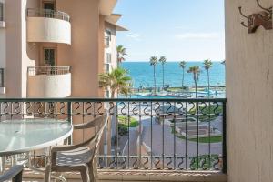 ein Balkon mit Blick auf das Meer in der Unterkunft Sonoran Spa N301 in Campo del Medio